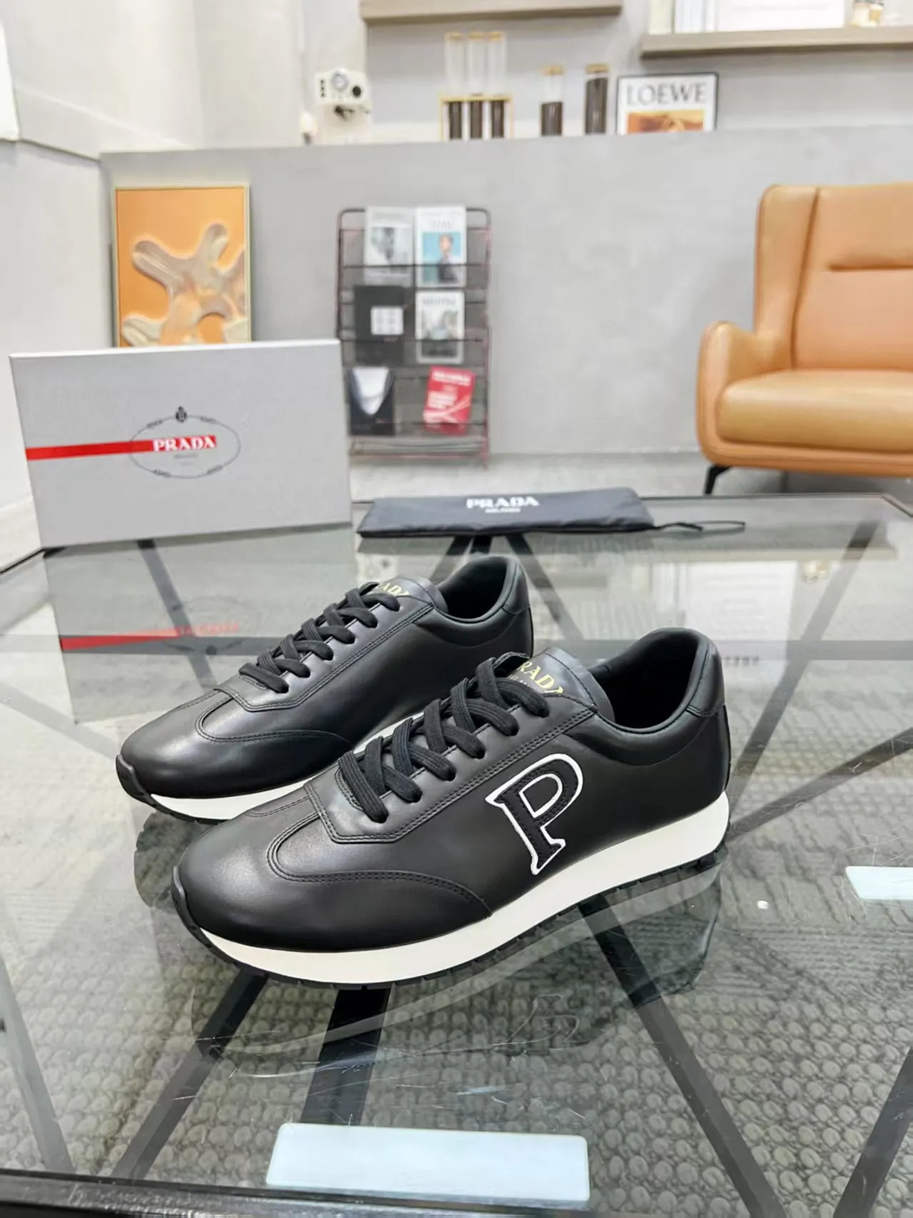 Factory price: 400💰Prada new men's leather sports shoes, the highest version on the market, any comparison is welcome🆚! The original leather has excellent texture and is super high-end! Fetal sheep net lining imported from Italy, removable pad! Luxurious materials and fine workmanship, highly recommended! Code number: 38-44, customized 45